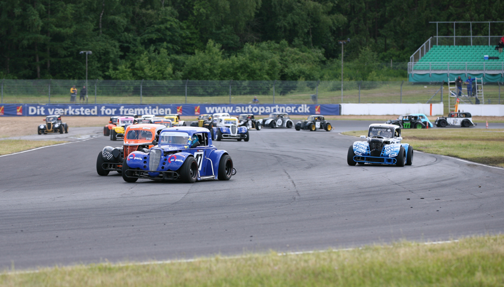 Det er altid underholdende at se de små Legend Cup racer i aktion.<br>(Foto: Motorsporten.dk)